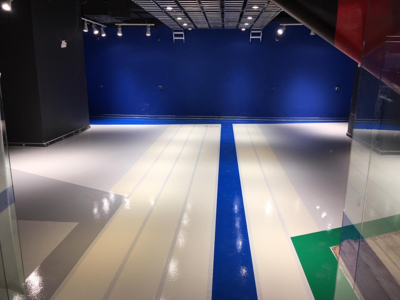 Vista completa del área de exhibición con piso epóxico terminado