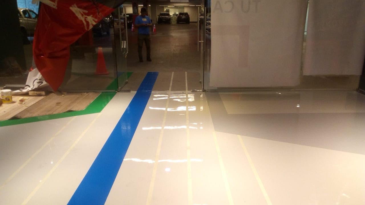 Piso epóxico con líneas de demarcación azules y verdes