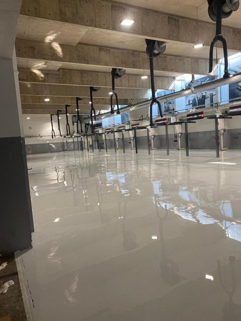 Área industrial con piso epóxico altamente reflectante